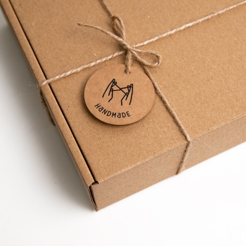 ETYKIETY_na_pudelku_HM_rece_kolo