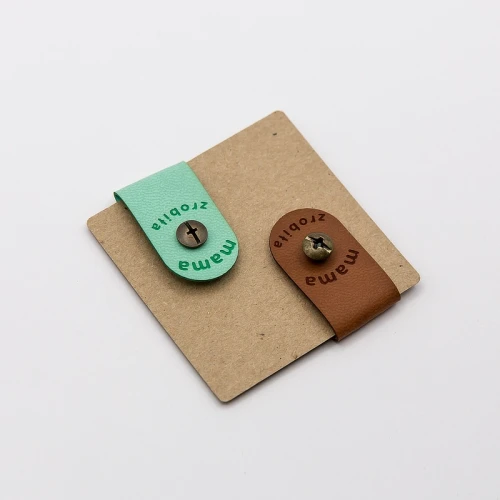 Personalizowana naszywka „Mama zrobiła” do kocyka  wykonanego na szydełku.