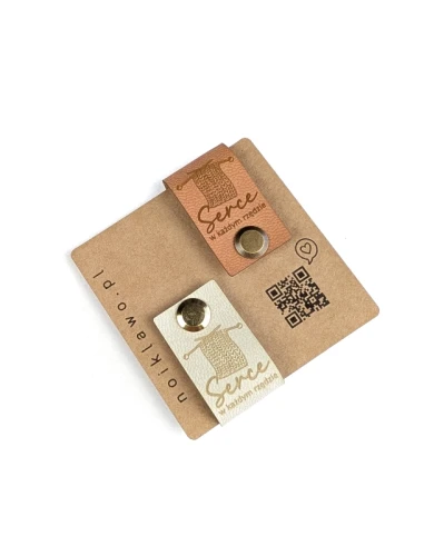 Metki dla dziewiarek „Serce w każdym rzędzie” z grafiką robótki na drutach i splotem serca.