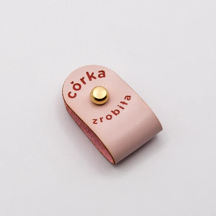 Różowa metka „Córka zrobiła”, złoty nit kulka.