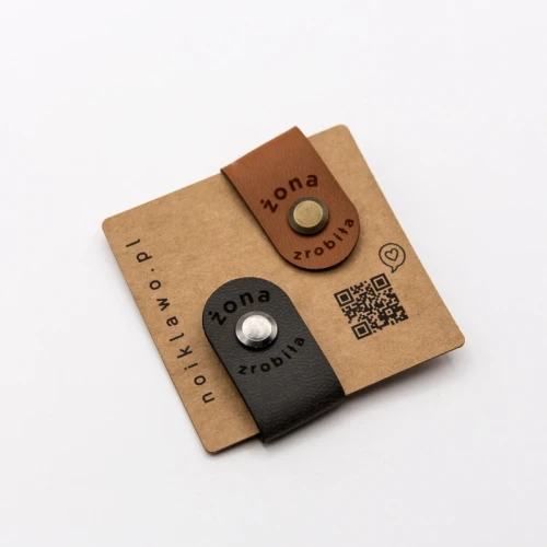 Męskie metki „Żona zrobiła” w kolorze czarnym i brązowym z płaskim nitem stare złoto.