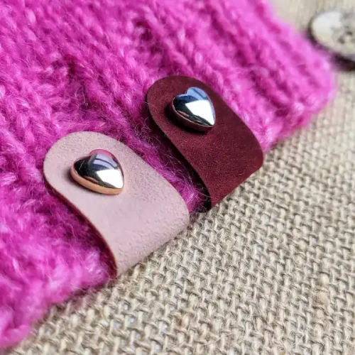 Dwie minimalistyczne metki z Alcantary, różowa i wiśniowa, z nitem w kształcie serca na różowym ściągaczu