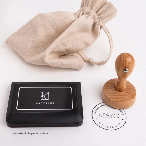 Drewniany stempel z logo oraz poduszka tuszująca z kolorowym tuszem – zestaw do brandingu opakowań.webp