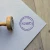 Drewniany stempel z logo firmy i wyraźna, fioletowa odbitka wykonana tuszem na bazie wody.webp