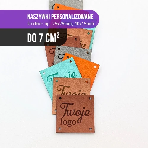 Naszywki personalizowane ze sztucznej skóry sredniej wielkości.webp